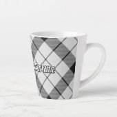 Clan MacFarlane Zwart-wit Tartan Latte Mok (Rechts)