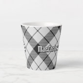 Clan MacFarlane Zwart-wit Tartan Latte Mok (Voorkant)