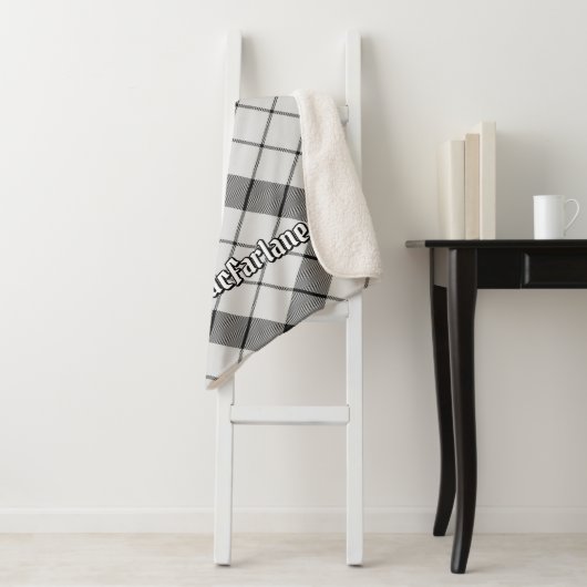 Clan MacFarlane Zwart-wit Tartan Sherpa Deken (In situ)