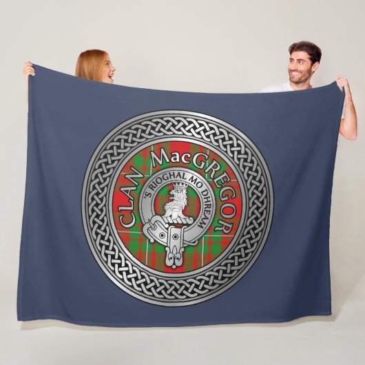 Clan MacGregor Crest & Tartan Knot Fleece Deken (In situ)