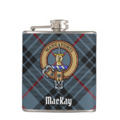 Clan MacKay Crest over Blue Tartan Heupfles (Voorkant)
