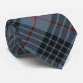 Clan MacKay Wapen over Blauwe Tartan Stropdas (Opgerold)