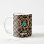 Clan MacKenzie Crest over bruine jacht Tartan Koffiemok (Links)