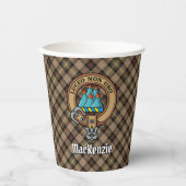 Clan MacKenzie Crest over bruine jacht Tartan Papieren Bekers (Voorkant)
