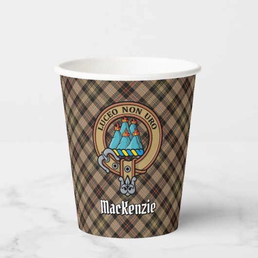 Clan MacKenzie Crest over bruine jacht Tartan Papieren Bekers (Voorkant)