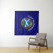 Clan MacKenzie Crest & Tartan Knot op Thistle Wandkleed (In Situ (horizontaal))