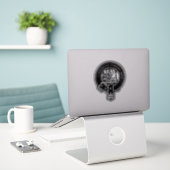 Clan MacKinnon Crest Sticker (Laptop op bureau)