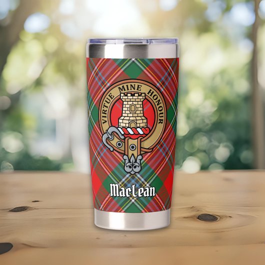 Clan MacLean Crest over Tartan Geïsoleerde Drinkbeker