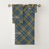Clan MacLellan Crest over Oude Tartan Bad Handdoek (Insitu)