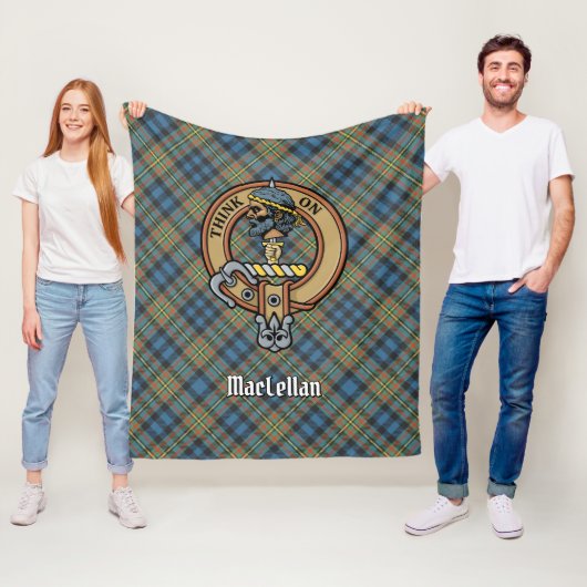 Clan MacLellan Crest over Oude Tartan Fleece Deken (In situ)