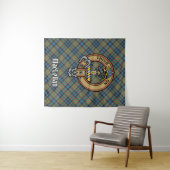 Clan MacLellan Crest over Oude Tartan Wandkleed (In Situ (horizontaal))