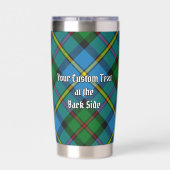 Clan MacLeod Crest over jagen op Tartan Geïsoleerde Drinkbeker (Achterkant)