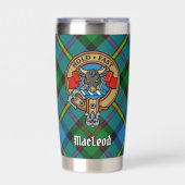Clan MacLeod Crest over jagen op Tartan Geïsoleerde Drinkbeker (Voorkant)