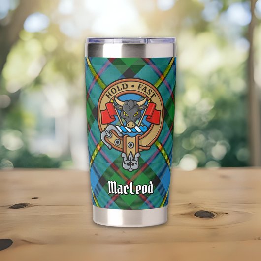 Clan MacLeod Crest over jagen op Tartan Geïsoleerde Drinkbeker