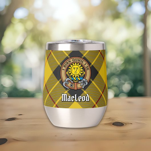 Clan MacLeod van Lewis Crest over Tartan