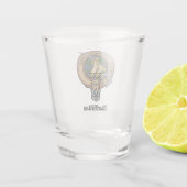 Clan MacMillan Crest over de jacht op Tartan Shot Glas (Achterkant)
