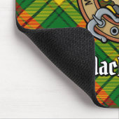 Clan MacMillan Crest over Tartan Muismat (Hoek)