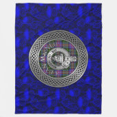 Clan MacNeil Crest & Tartan Knot Fleece Deken (Voorkant)