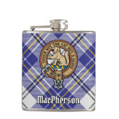 Clan MacPherson Crest over blauwe jurk Tartan Heupfles (Voorkant)