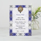 Clan MacPherson Crest over blauwe jurk Tartan Kaart (Staand voorkant)