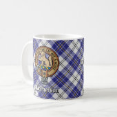 Clan MacPherson Crest over blauwe jurk Tartan Koffiemok (Voorkant links)