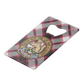 Clan MacPherson Crest over de jacht op Tartan Creditkaart Flessenopener (Voorkant Gekanteld)