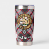 Clan MacPherson Crest over de jacht op Tartan Geïsoleerde Drinkbeker (Voorkant)