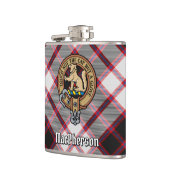 Clan MacPherson Crest over de jacht op Tartan Heupfles (Links)