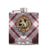 Clan MacPherson Crest over de jacht op Tartan Heupfles (Voorkant)