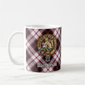 Clan MacPherson Crest over de jacht op Tartan Koffiemok (Links)