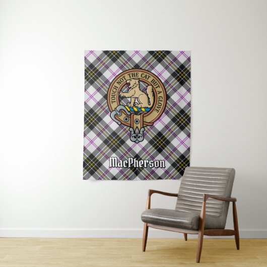 Clan MacPherson Crest over Jurk Tartan Wandkleed (In situ)