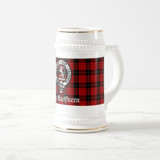 Clan MacQueen Crest Badge & Tartan Bierpul (Voorkant rechts)