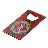 Clan MacQueen Crest boven Tartan Creditkaart Flessenopener (Voorkant Gekanteld)
