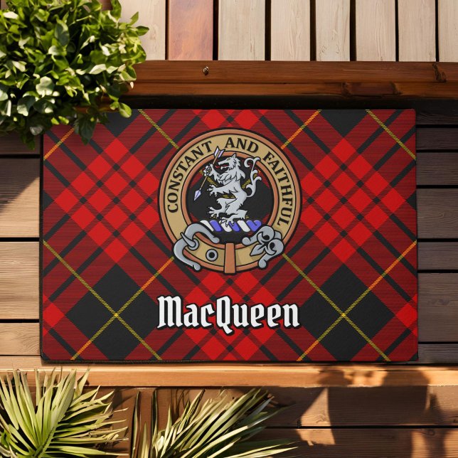 Clan MacQueen Crest boven Tartan Deurmat (Creator heeft geüpload)