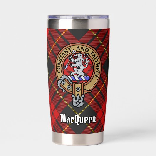 Clan MacQueen Crest boven Tartan Geïsoleerde Drinkbeker (Voorkant)
