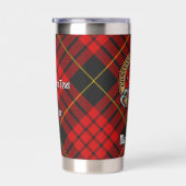 Clan MacQueen Crest boven Tartan Geïsoleerde Drinkbeker (Rechts)