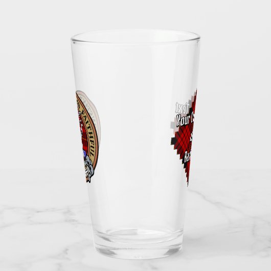 Clan MacQueen Crest boven Tartan Glas (Links)