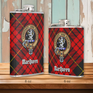 Clan MacQueen Crest boven Tartan Heupfles