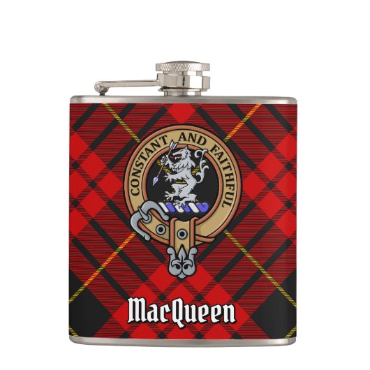 Clan MacQueen Crest boven Tartan Heupfles (Voorkant)