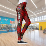 Clan MacQueen Crest boven Tartan Leggings<br><div class="desc">Clan MacQueen crest badge omringd door een riem en gesp over tartan achtergrond. Eigen Tekst.</div>