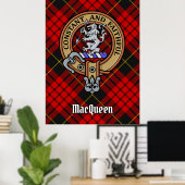 Clan MacQueen Crest boven Tartan Poster (Thuiskantoor)