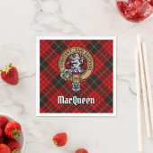 Clan MacQueen Crest boven Tartan Servet (Insitu)