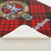 Clan MacQueen Crest boven Tartan Sherpa Deken (3/4)