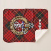 Clan MacQueen Crest boven Tartan Sherpa Deken (Voorkant (horizontaal))