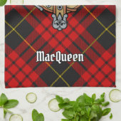 Clan MacQueen Crest boven Tartan Theedoek (Gevouwen)