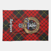 Clan MacQueen Crest boven Tartan Theedoek (Horizontaal)