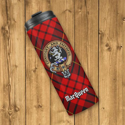 Clan MacQueen Crest boven Tartan Thermosbeker