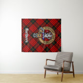 Clan MacQueen Crest boven Tartan Wandkleed (In Situ (horizontaal))