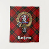 Clan MacQueen Crest boven Tartan Wandkleed (Voorkant)
