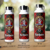 Clan MacQueen Wapen over Tartan Geïsoleerde Drinkbeker